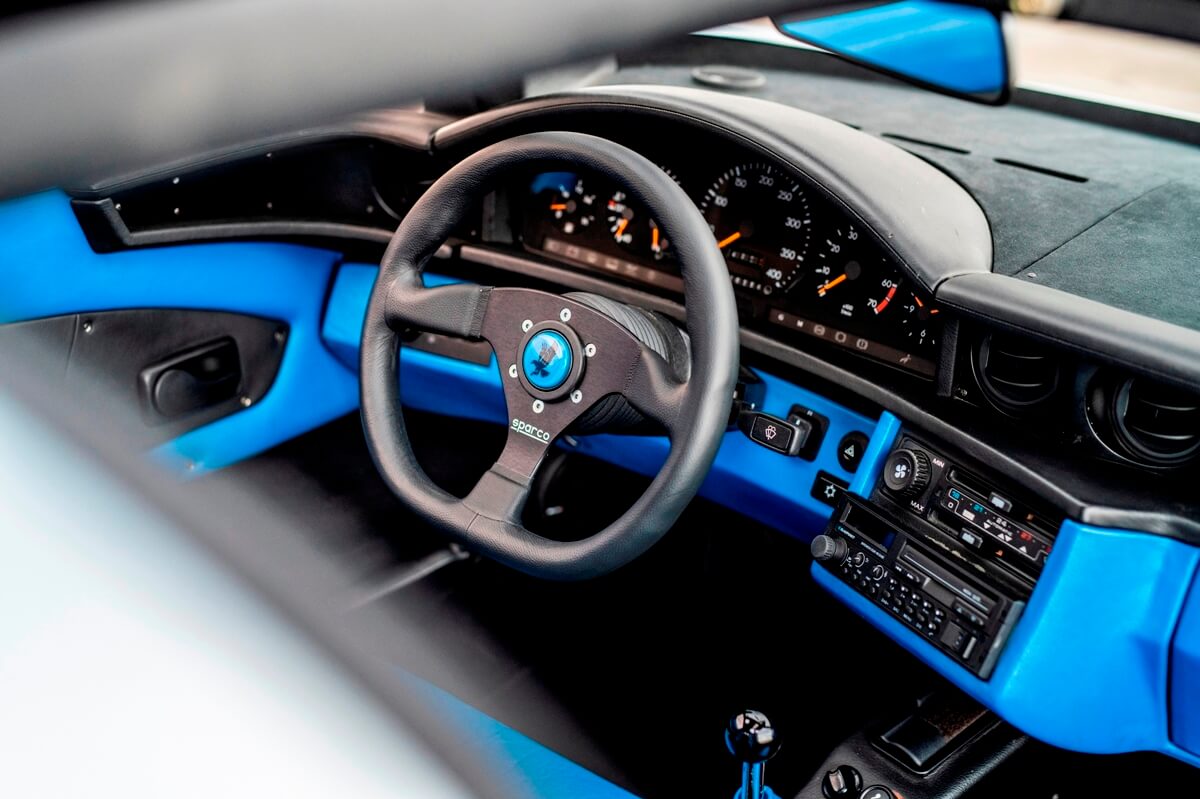 Isdera Commendatore 112i puesto de conducción