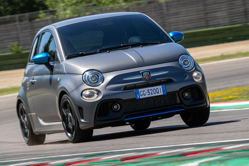 Abarth F595 en curva