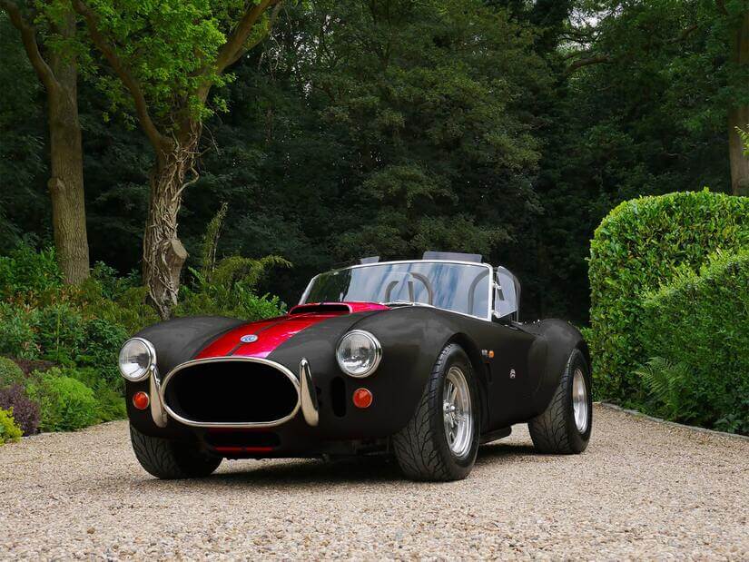 AC Cobra Series 4 Electric en negro y rojo