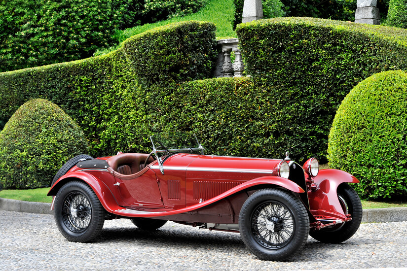 Alfa Romeo 8C en jardín