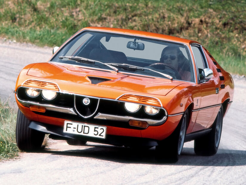 Alfa Romeo Montreal en curva