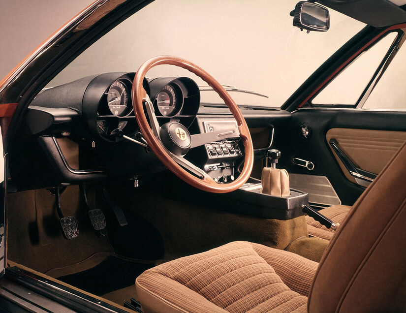 Alfa Romeo Montreal de lado dentro