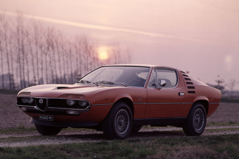 Alfa Romeo Montreal de lado con sol