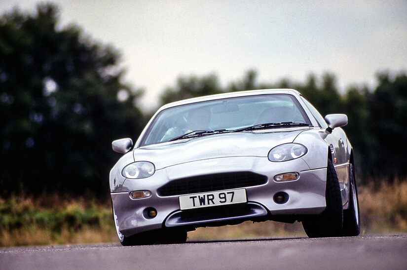 Aston Martin DB7 en curva