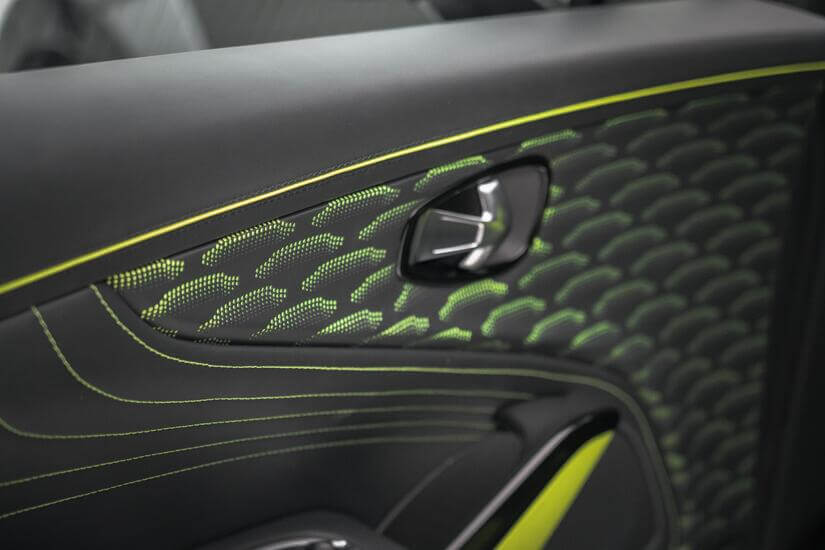 Aston Martin DBX Mansory puerta