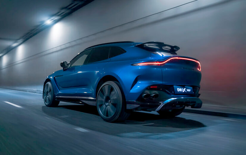 Aston Martin DBX707 del lado
