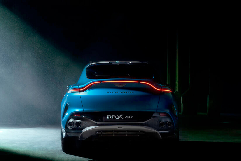 Aston Martin DBX707 detras