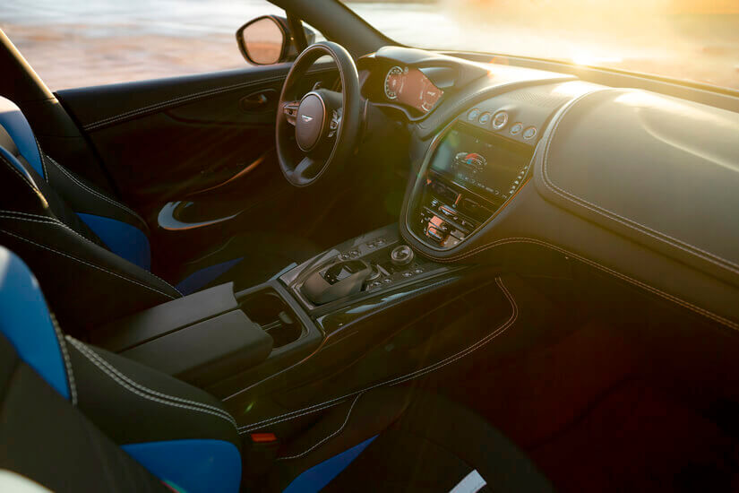 Aston Martin DBX707 salpicadero