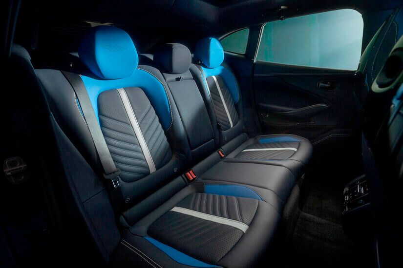 Aston Martin DBX707 asientos