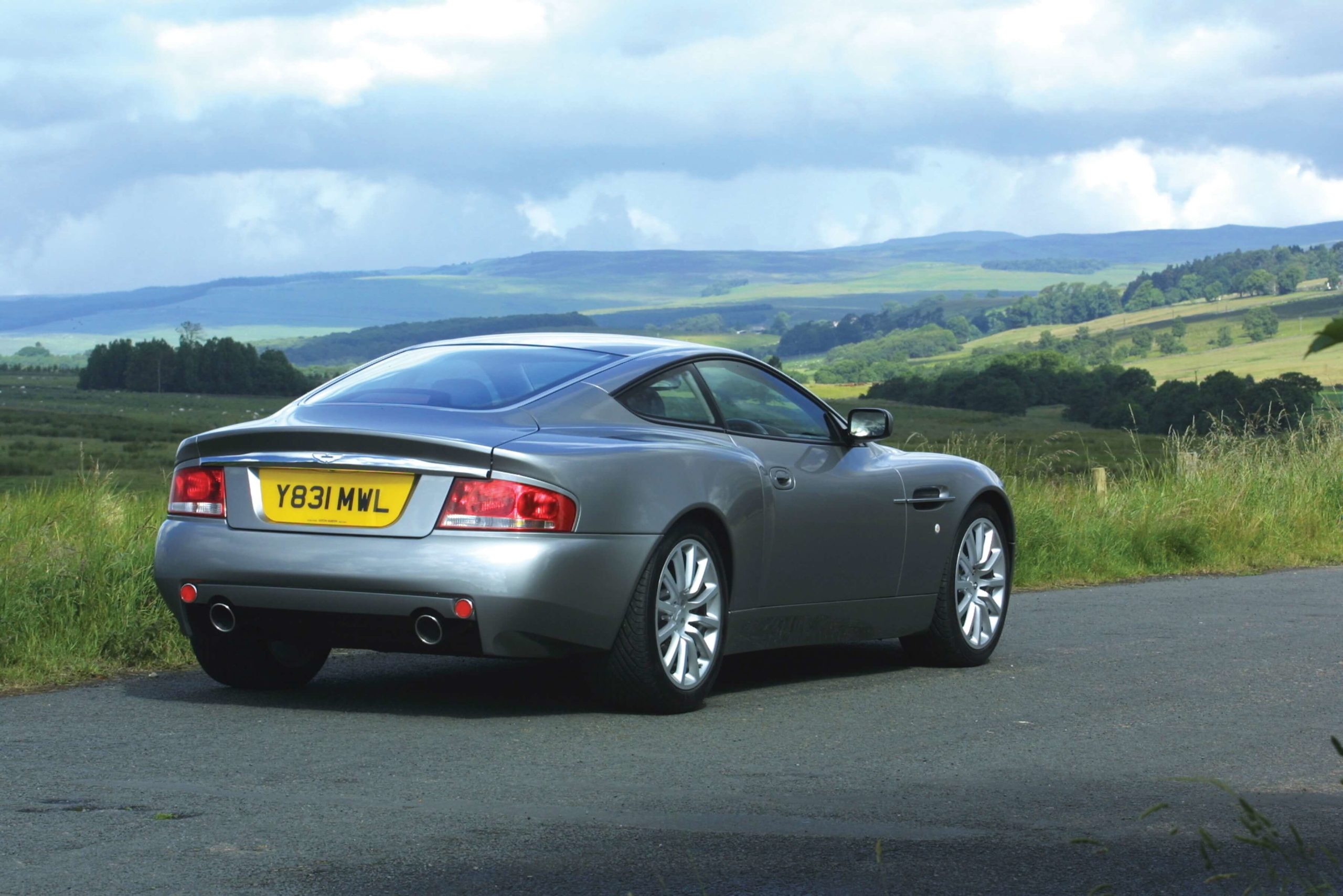 Aston Martin Vanquish trasera