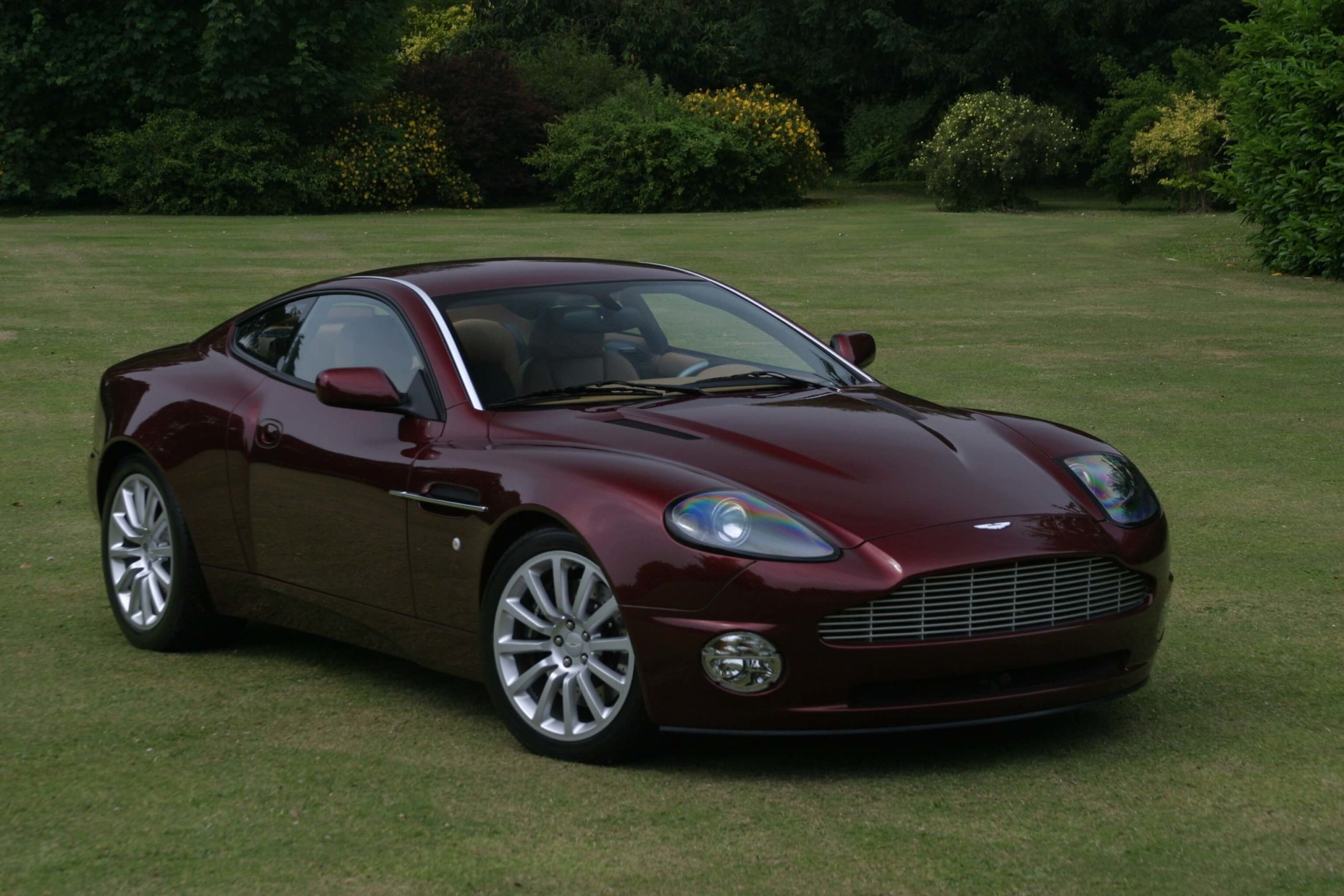 Aston Martin Vanquish en rojo