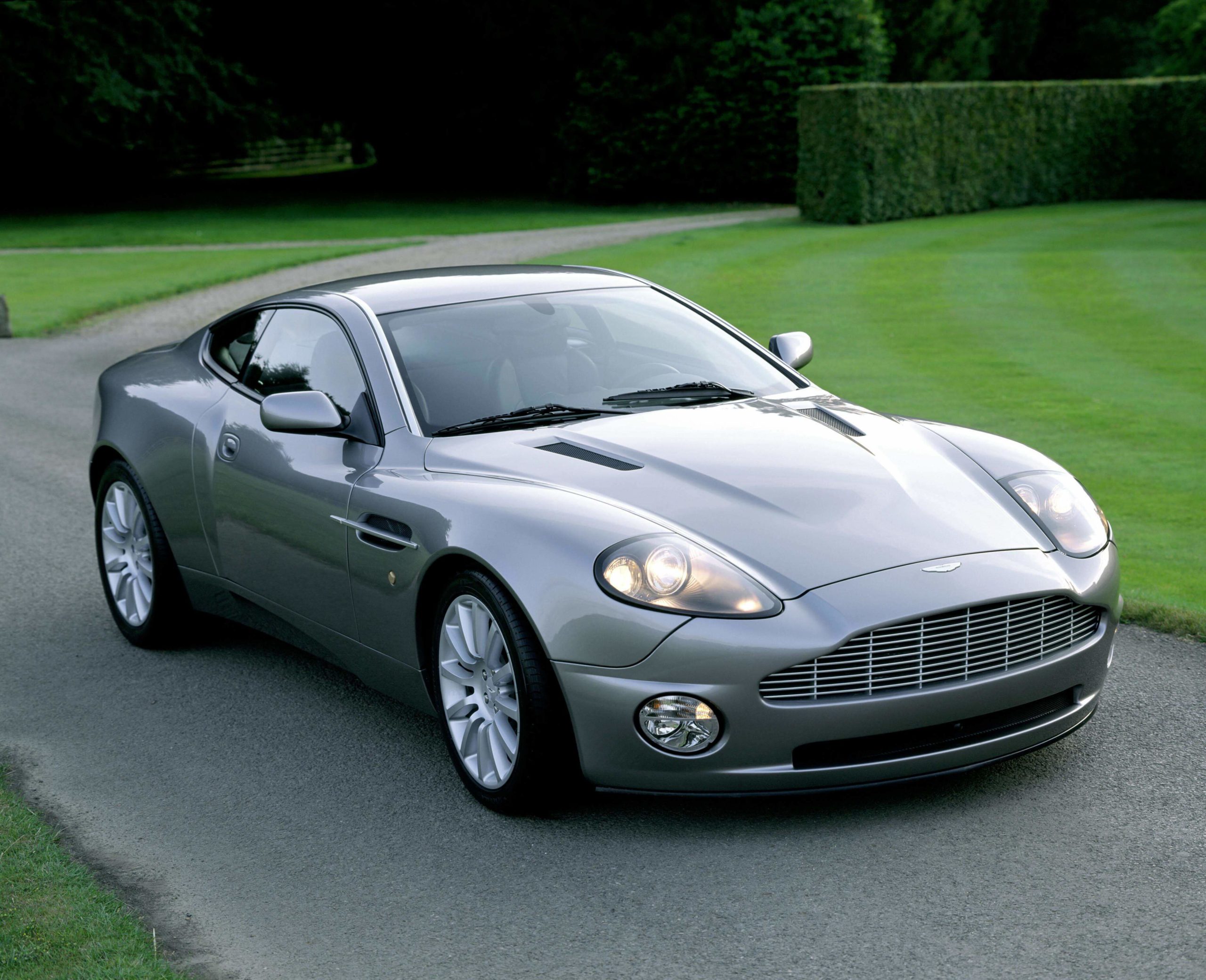 Aston Martin Vanquish en gris