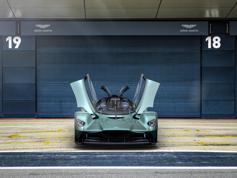 Aston Martin Valkyrie Spider puertas abiertas