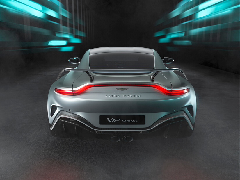 Aston Martin V12 Vantage trasera