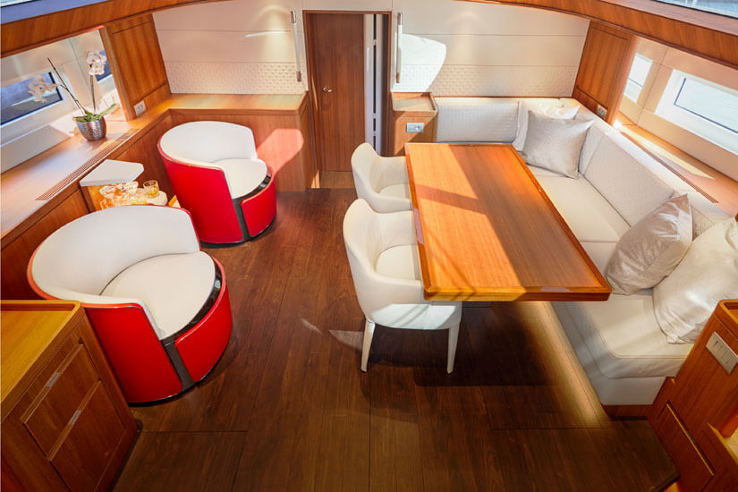 Maserati y yates interior barco