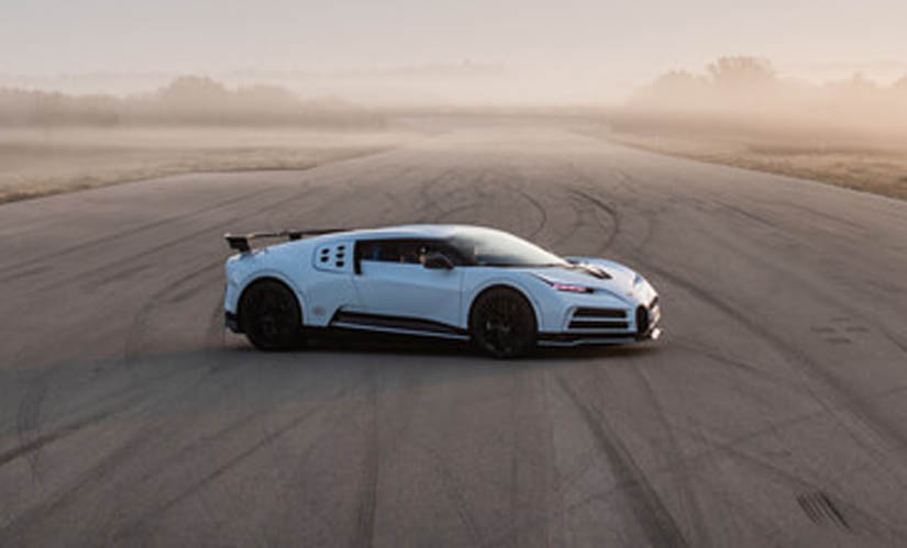 El Bugatti Centodieci posado