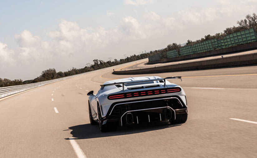 El Bugatti Centodieci rodando