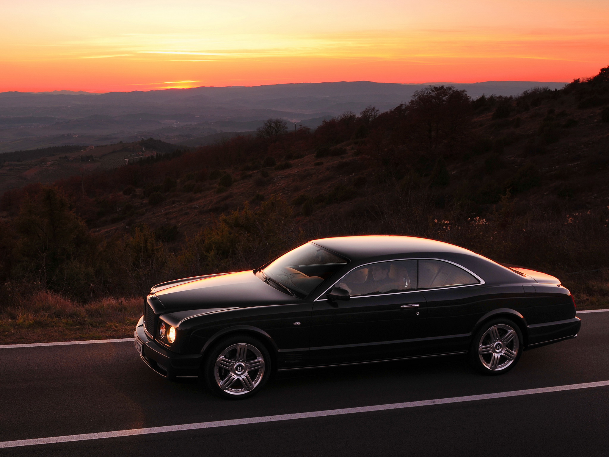 Bentley Brooklands anocheciendo