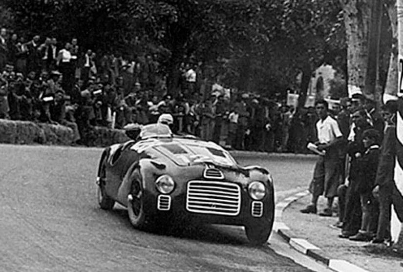 Ferrari 125S en curva