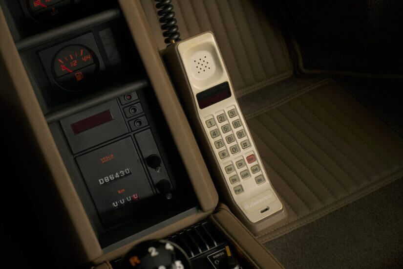 Ferrari Testarrosa con telefono