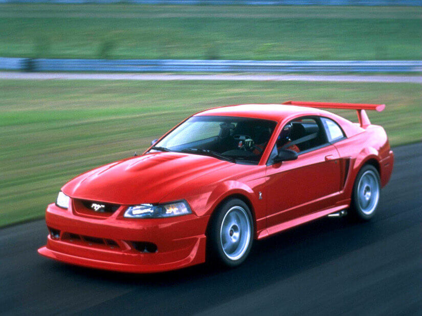 Ford SVT Mustang Cobra R en curva