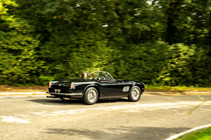 Ferrari 250 GT California Spyder en bosque