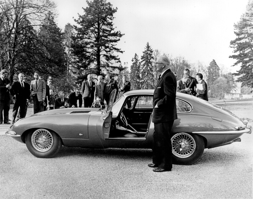 Jaguar E-Type con gente