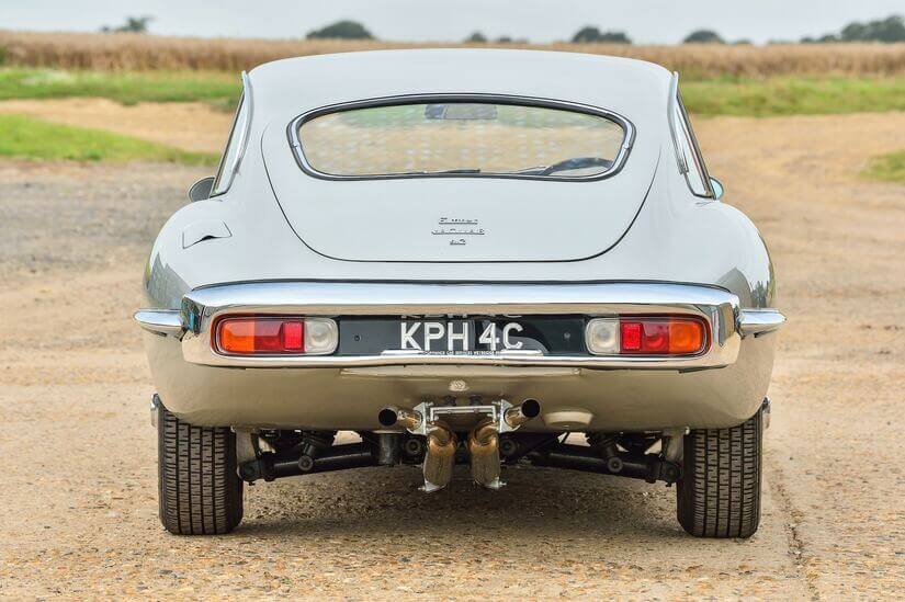 Jaguar E-Type de Frua e Italsuisse detrás