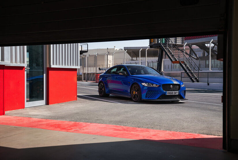 Jaguar XE SV Project 8 en garaje