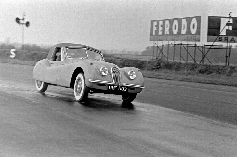 Jaguar XK120 rodando
