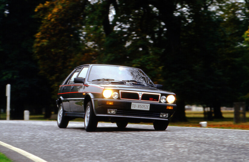Lancia Delta HF Turbo 4WD en curva