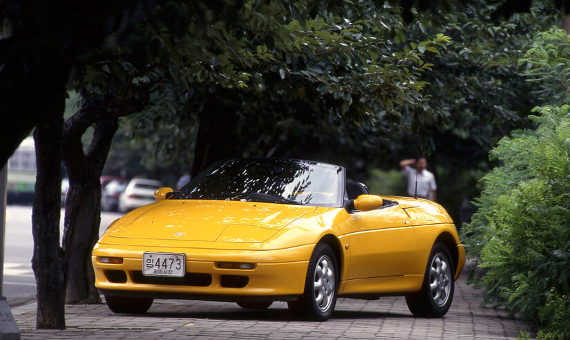 Lotus Elan posando en amarillo