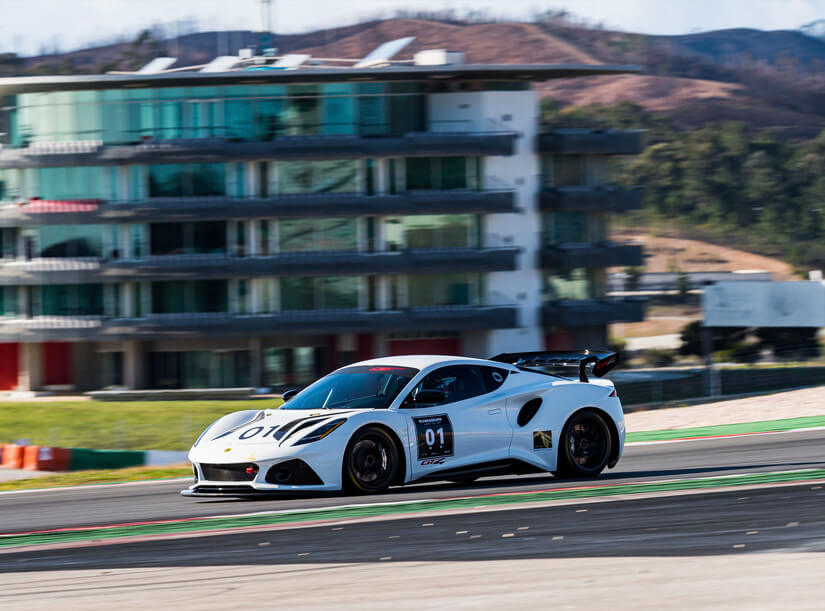 Lotus Emira Gt4 de lado