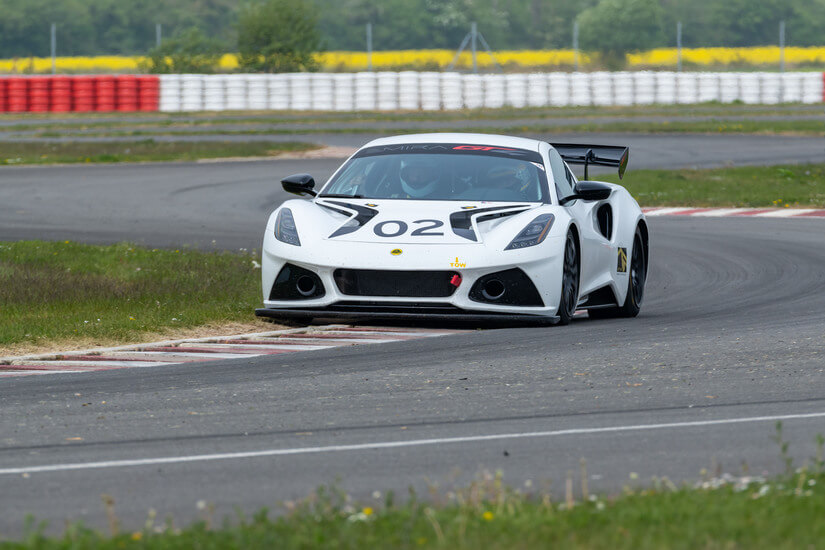 Lotus Emira Gt4 bordillo