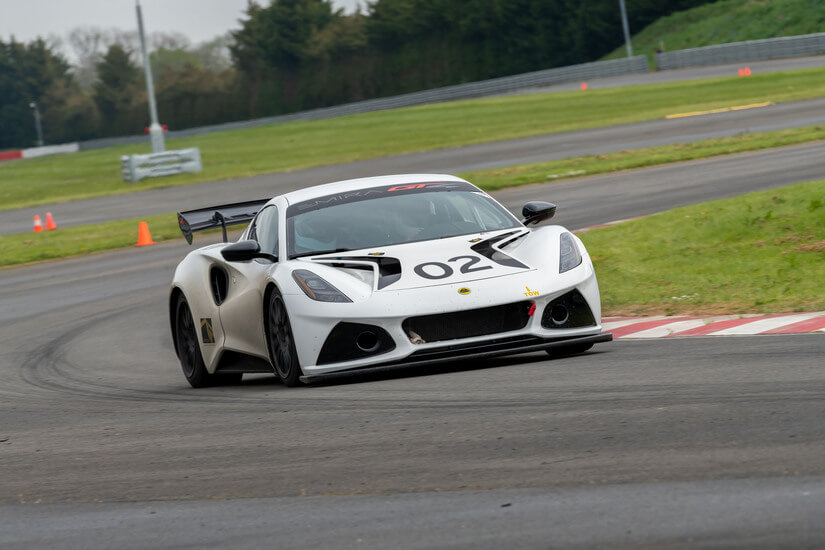 Lotus Emira Gt4 derrape