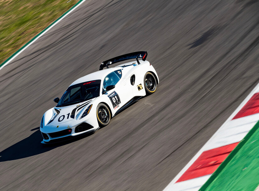 Lotus Emira Gt4 inclinado