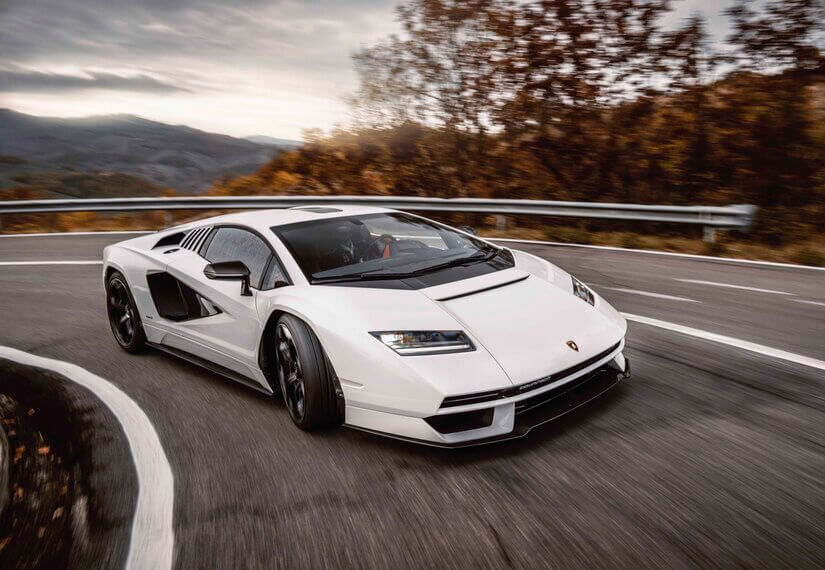 Lamborghini Countach LPI 800-4 en curva