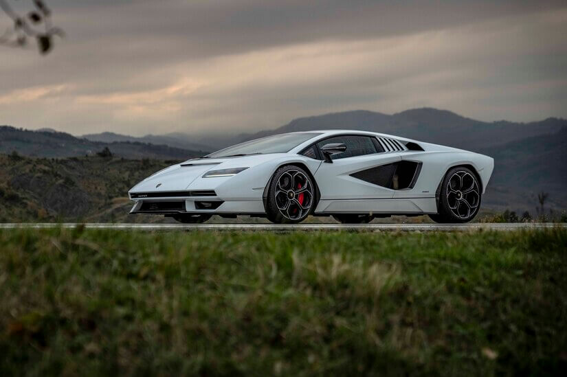 Lamborghini Countach LPI 800-4 lateral