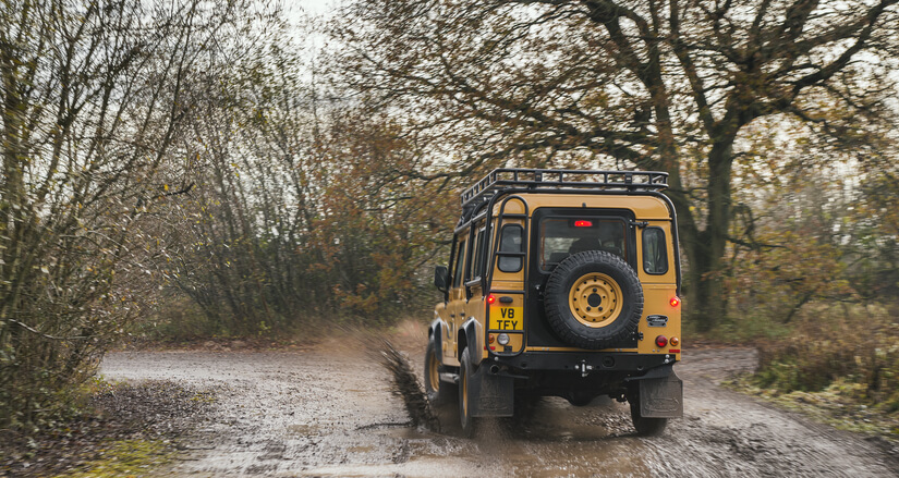Defender-Works-V8-Trophy-meterse en agua