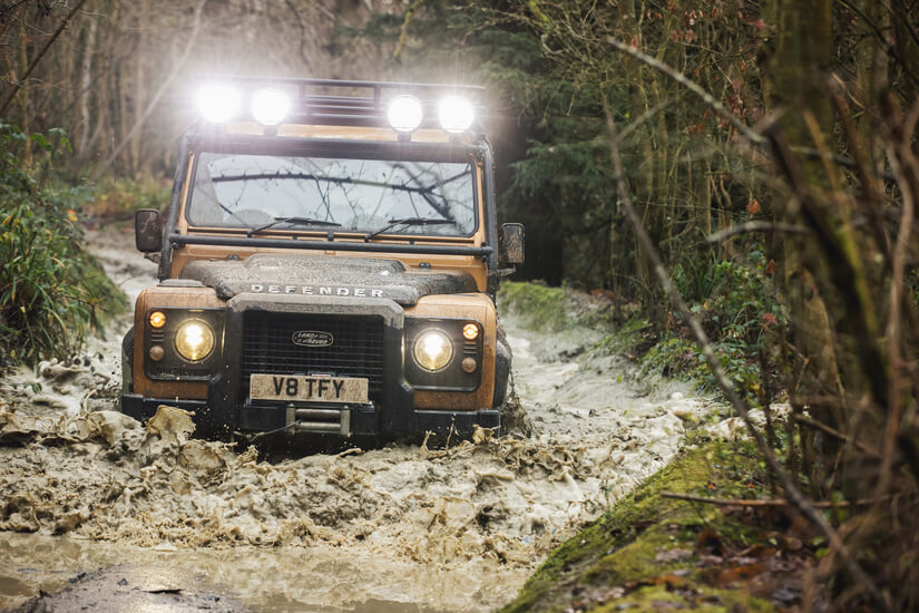 Defender-Works-V8-Trophy-metido en agua