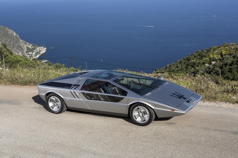 Maserati Boomerang y mar