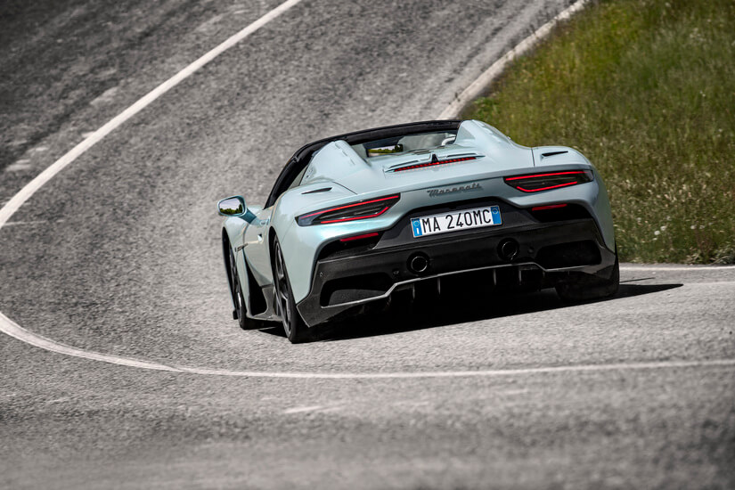 Maserati MC20 Cielo en curva