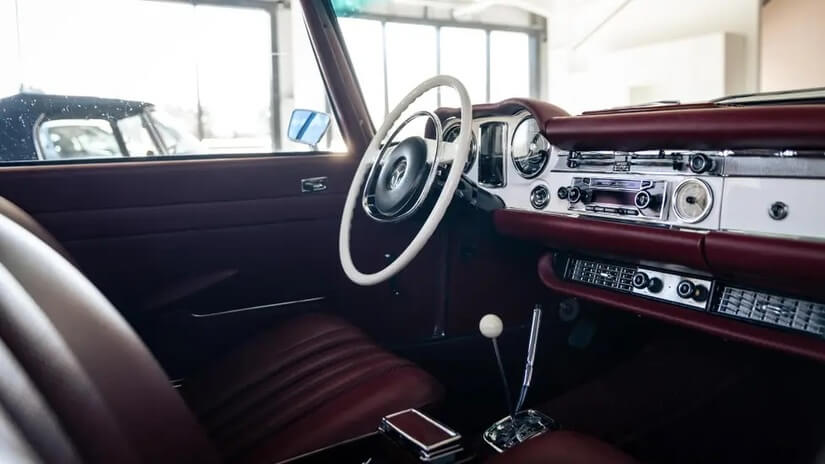 Mercedes SL280 Pagoda interior