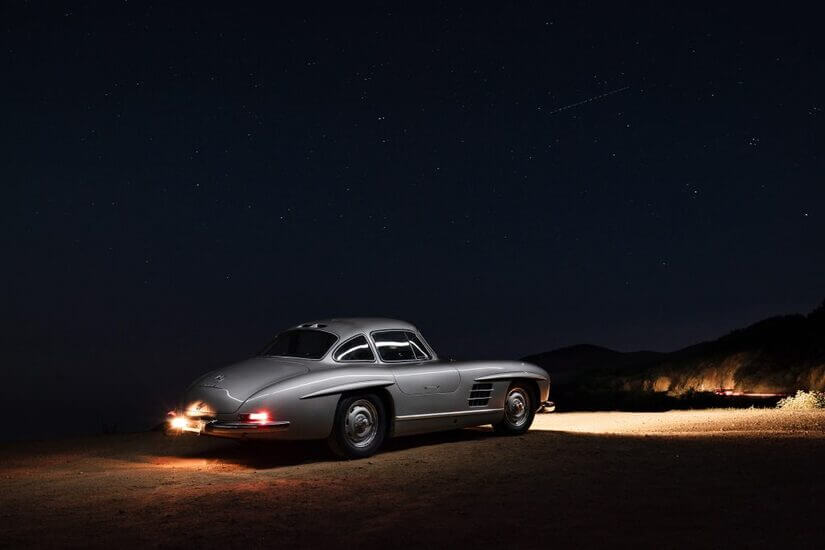 Mercedes Benz 300 SL alas de gaviota trasera noche