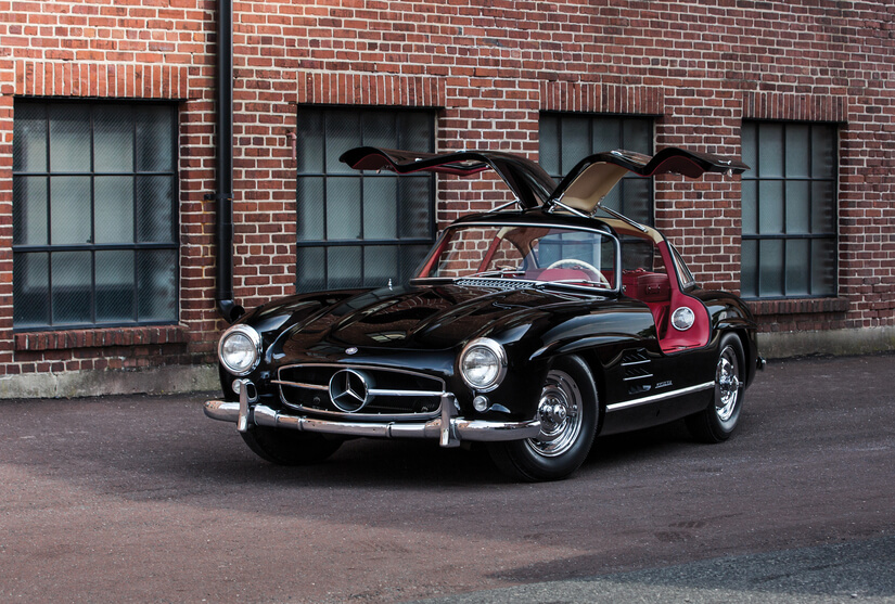 Mercedes Benz 300 SL alas de gaviota en negro