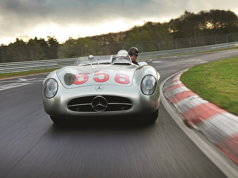 Mercedes 300 SLR EN CURVA