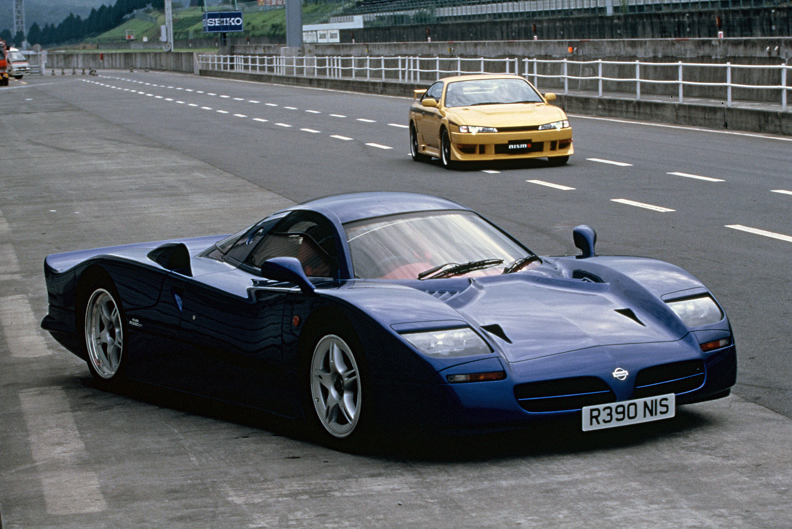 Nissan R390 GT1 en circuito