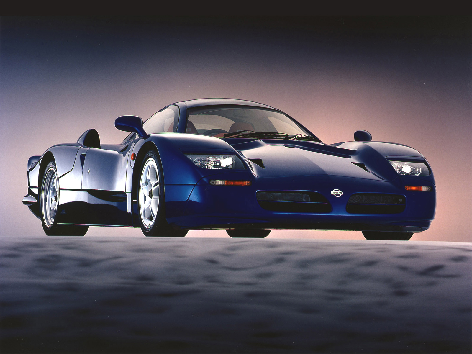 Nissan R390 GT1 desde abajo