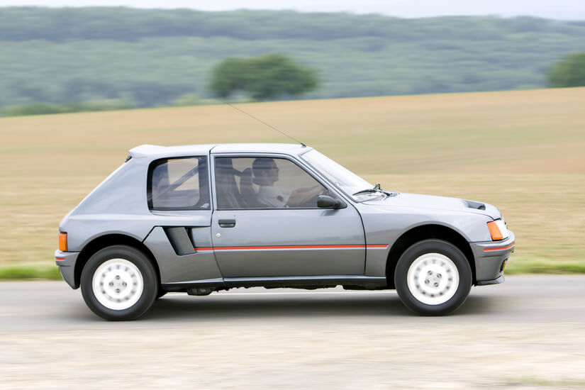 Peugeot 205 T16 de lado