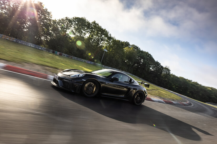 Porsche 718 Cayman GT4 RS de lado